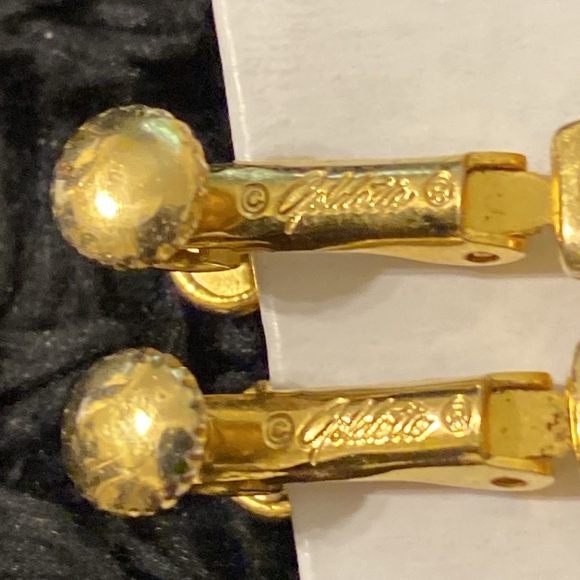 Vintage Goldette Screw Back Enamel and Told Tone Earrings Patent # 3.176.475 - Picture 5 of 6